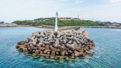 津堅島防波灯台