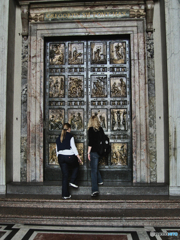 聖なる扉（ブロンズ製）