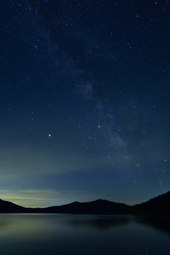 湖畔の星空