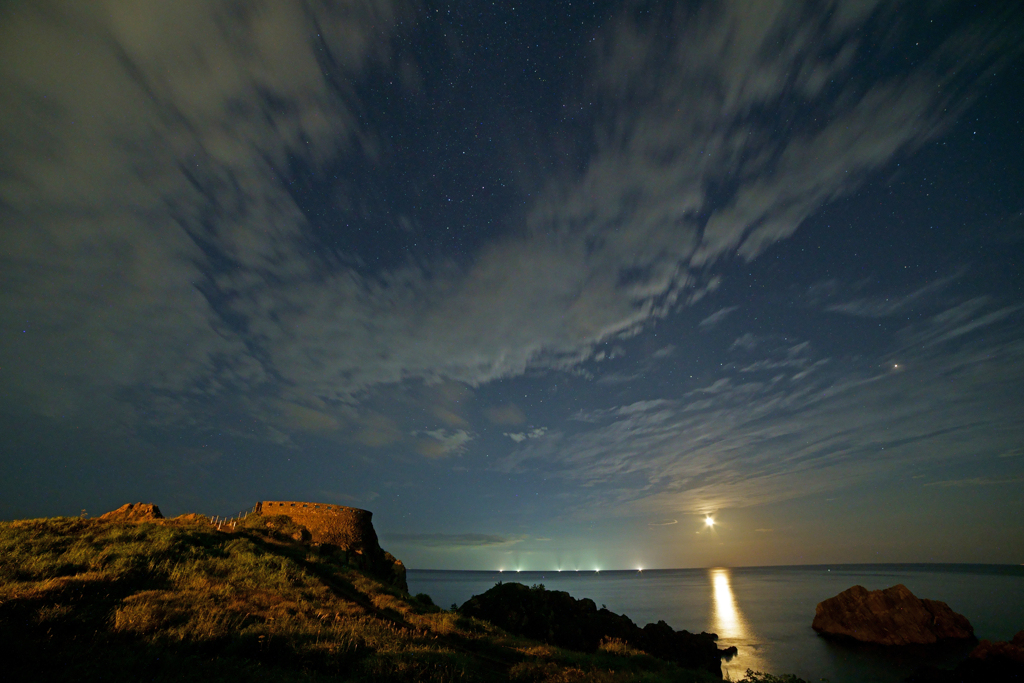 月夜の葦毛崎展望台