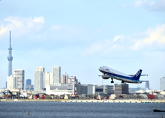 羽田空港からスカイツリーを望む