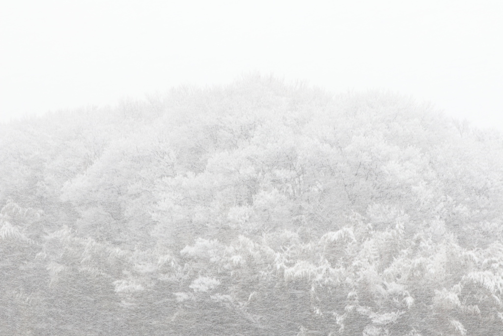 被雪覆蓋的小山