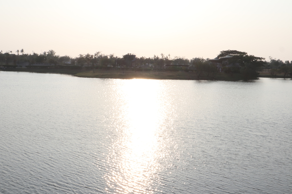 台南都會公園-太陽逐漸西下的湖面