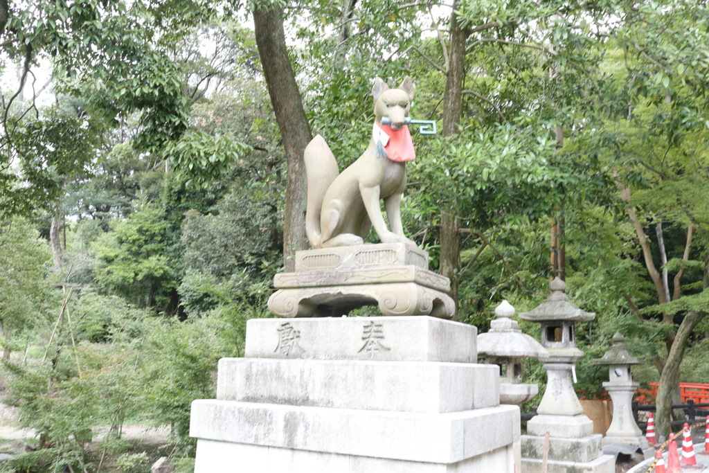 稻荷神社.狐仙石像