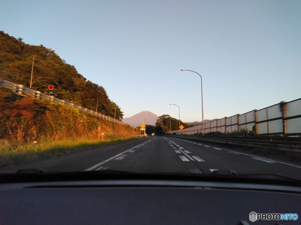 東名高速からの朝焼け富士