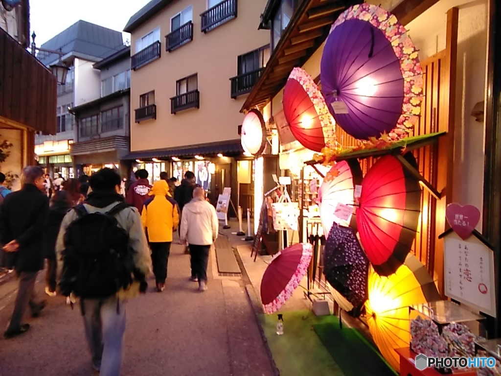 夕闇の草津の街