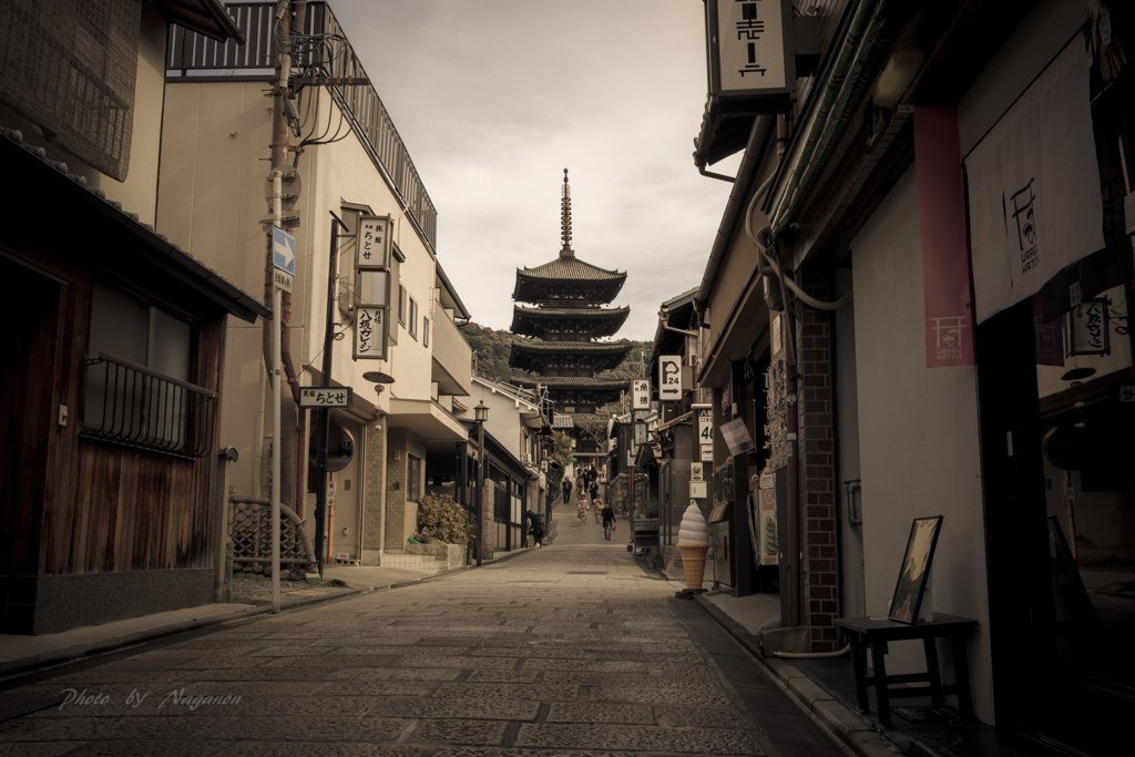 路地と塔♪
