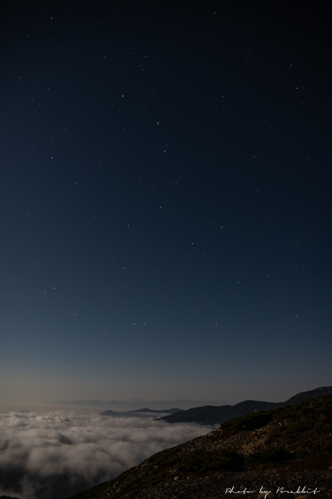 漂う雲海、北の星空