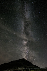 秋の夜、そよぐ風に星空