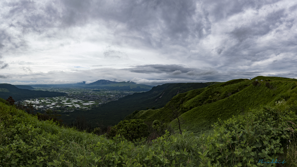 梅雨を湛える阿蘇五山、カルデラ