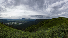 梅雨を湛える阿蘇五山、カルデラ