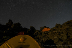 そよ風と星空のもとで眠る