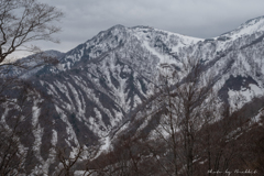 冬が残る峰々