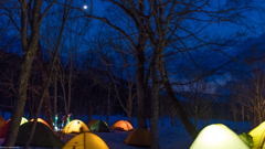 夜まだ冬の尾瀬　テントの明かりが暖かい