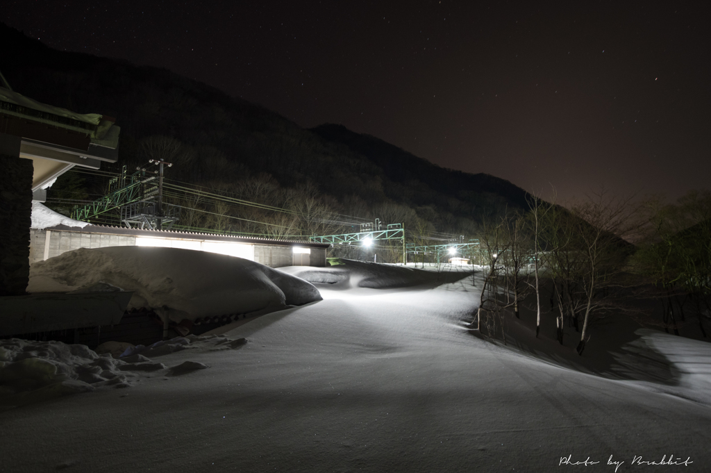 眠らない山間の駅、ホーム