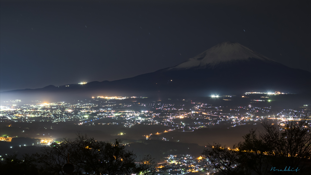 富士の麓、夜霧の街