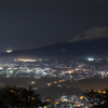 富士の麓、夜霧の街