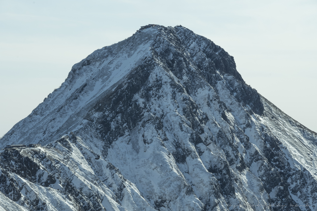 頂きに挑む登山者