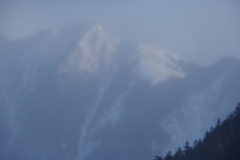 強風、吹雪く