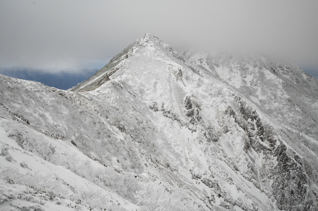 吹雪く稜線、霞む阿弥陀岳