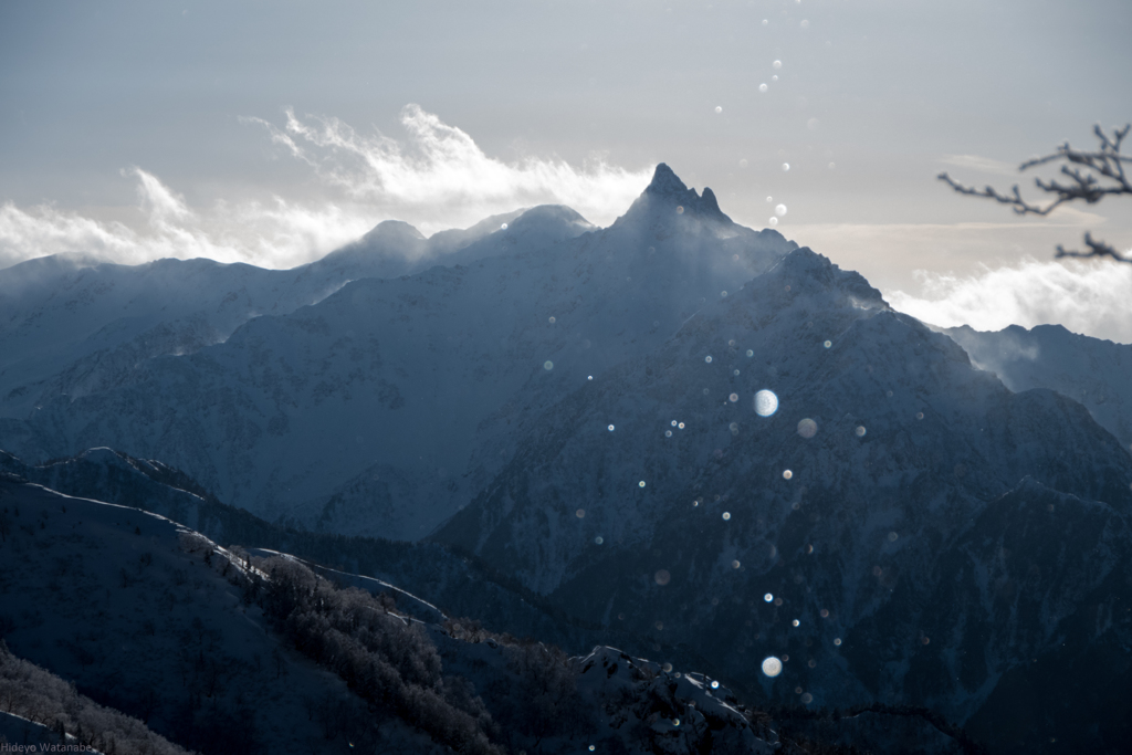 東鎌尾根に吹雪く槍
