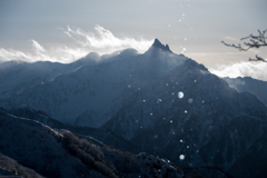 東鎌尾根に吹雪く槍