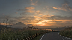 峠道、沈む夕日に立ちどまり