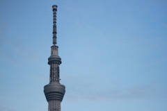 聳える