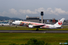 伊丹初飛来　東京ディズニーリゾート®40周年記念特別塗装機
