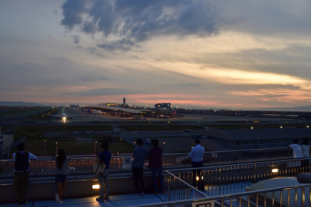 （右）日曜日の夕暮れ