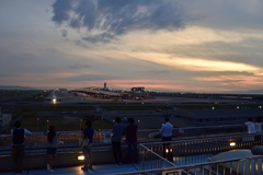 （右）日曜日の夕暮れ