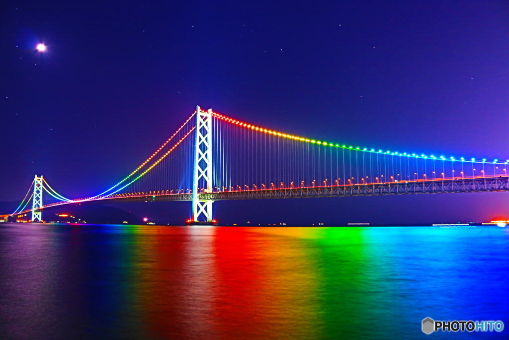 月下の明石海峡大橋