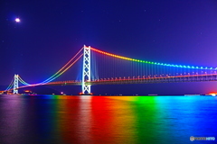 月下の明石海峡大橋