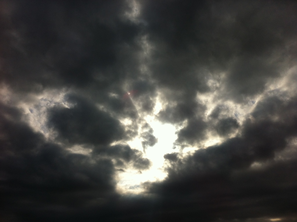 日が差し込みそうな空