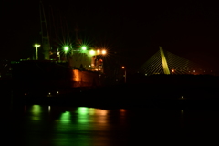 夜の港に働く光