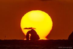 玄海相島メガネ岩に沈む夕陽