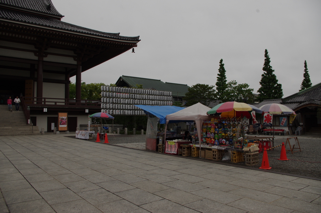 西新井大師内