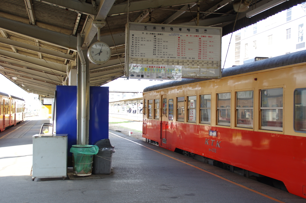 ホームとディーゼル車