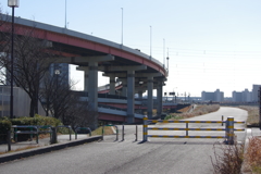 土手と首都高速道路