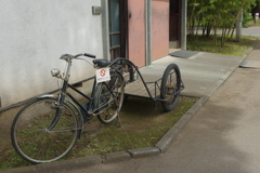 昔の自転車とリヤカー