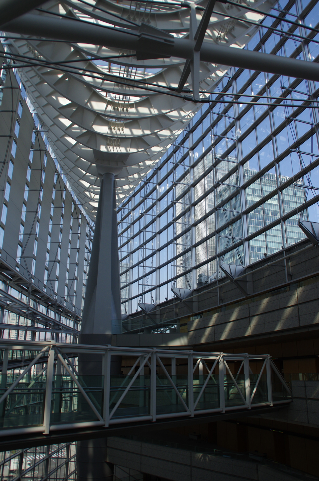 東京国際フォーラムとビル