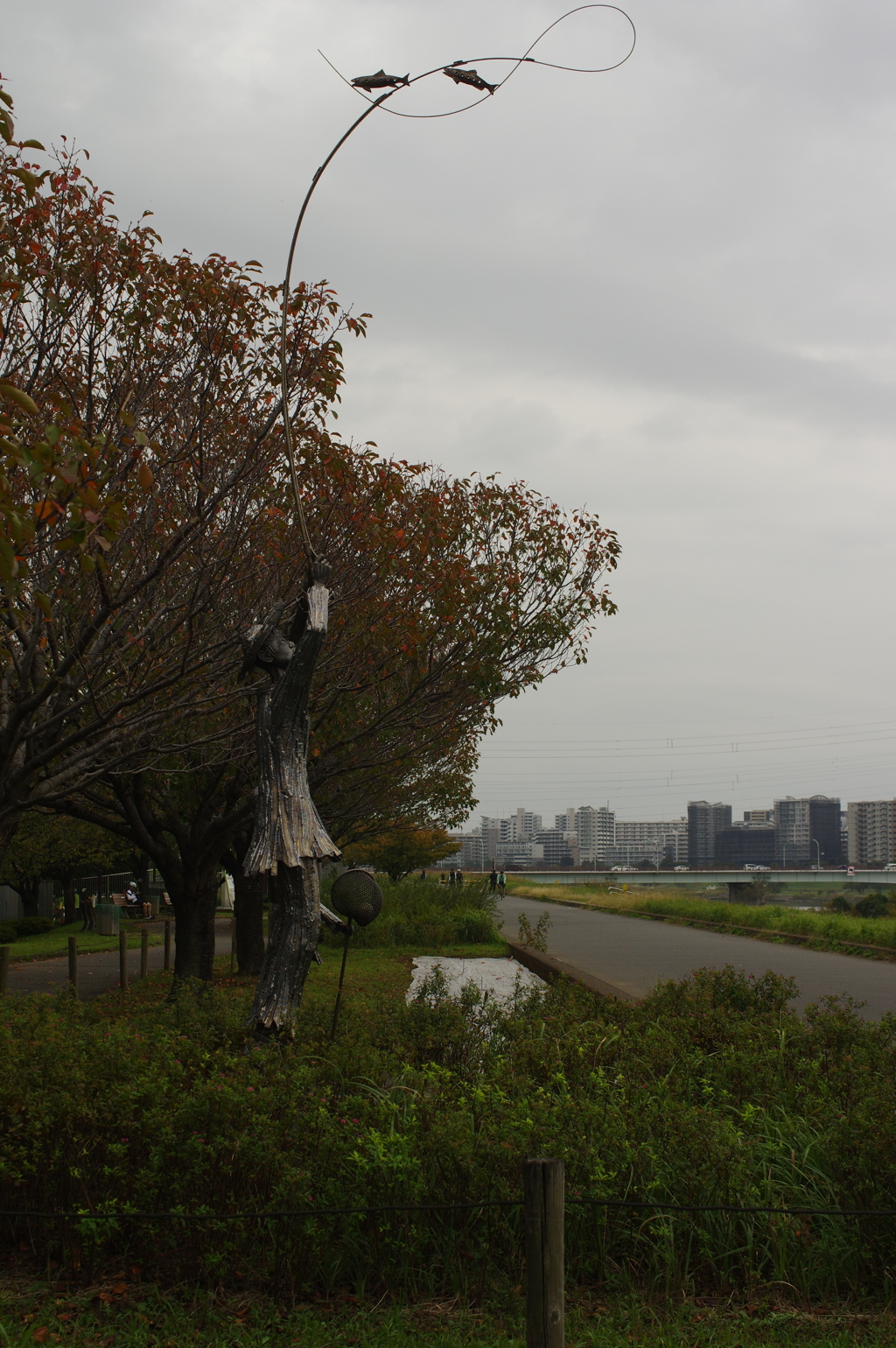 モニュメントと荒川土手の風景