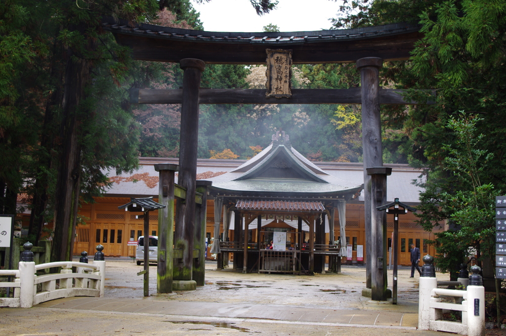 鳥居と神楽殿