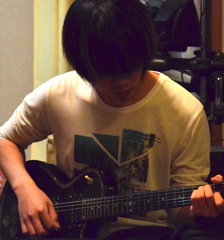 長男、ギター練習。