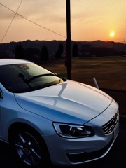 愛車とゴルフ場の夕日