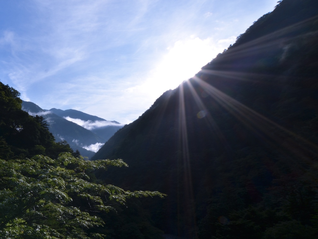 山間の朝