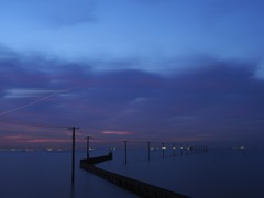 海に立つ電信柱②