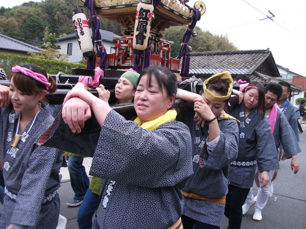 女みこし