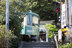 江ノ電と鳥居