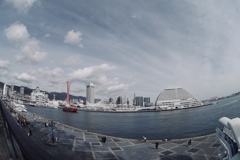 窓を開ければ港が見える